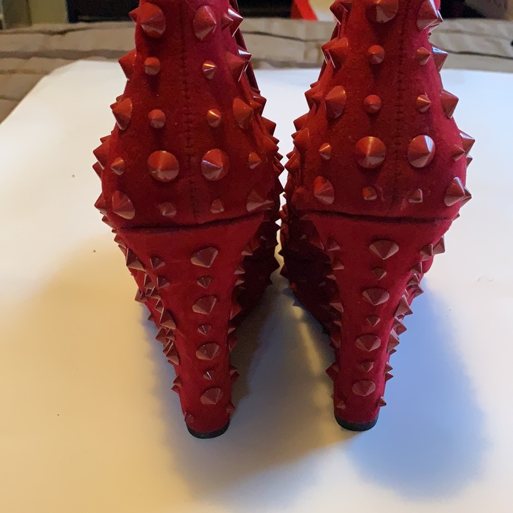 Red Heels - Picture 3 of 4